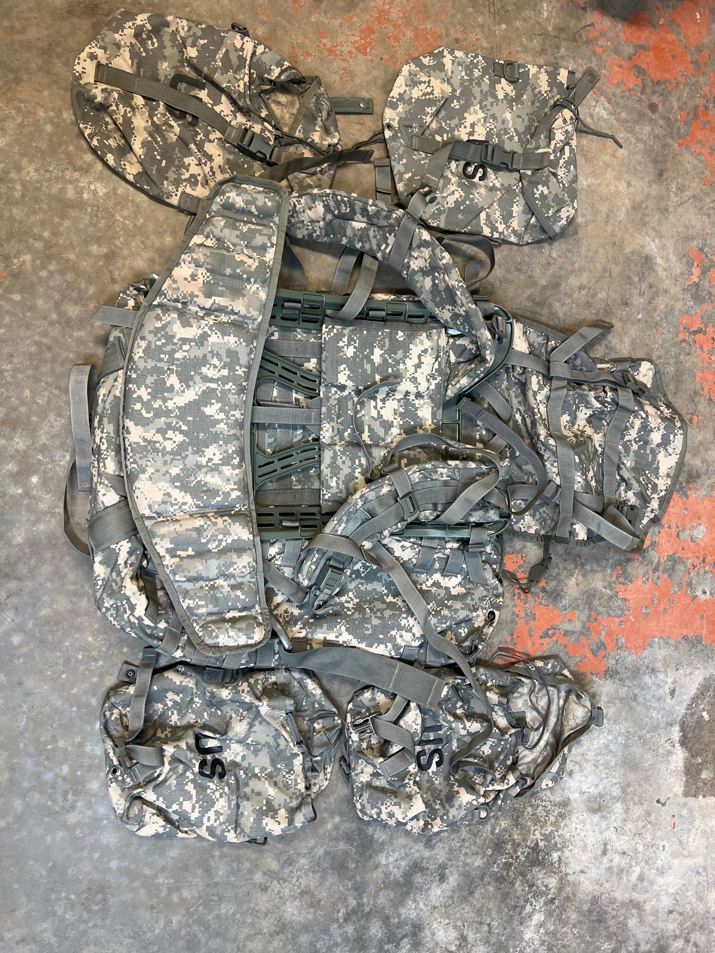 US Military Surplus MOLLE-ii Rucksack/ ruck w/ Frame and Parts - UCP / Backpack/ pack